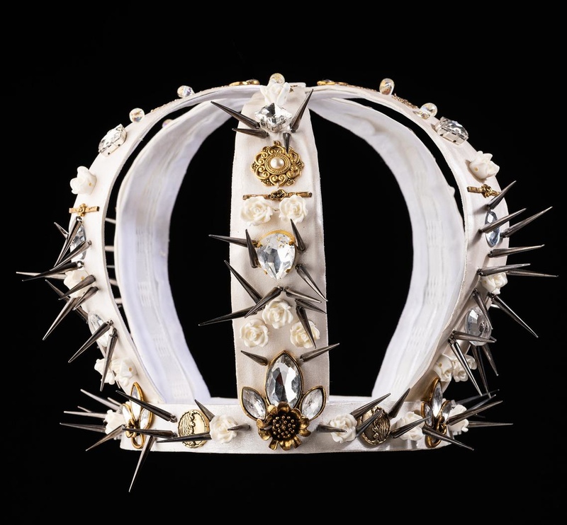 Белая имперская корона с шипами и розами