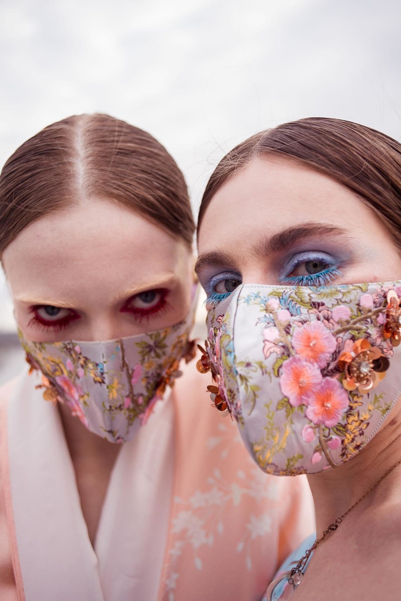 Защитная маска с 3D цветами