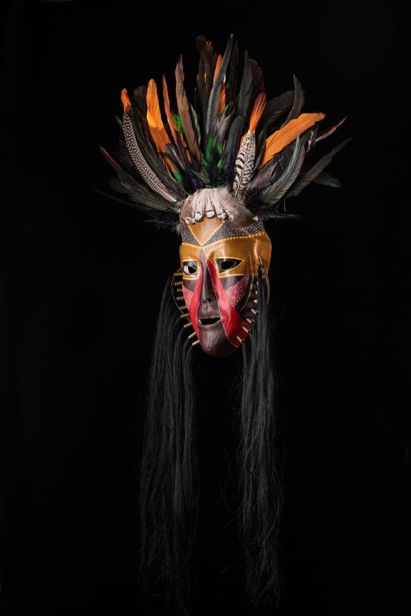 Шаманская маска с гривой и перьями