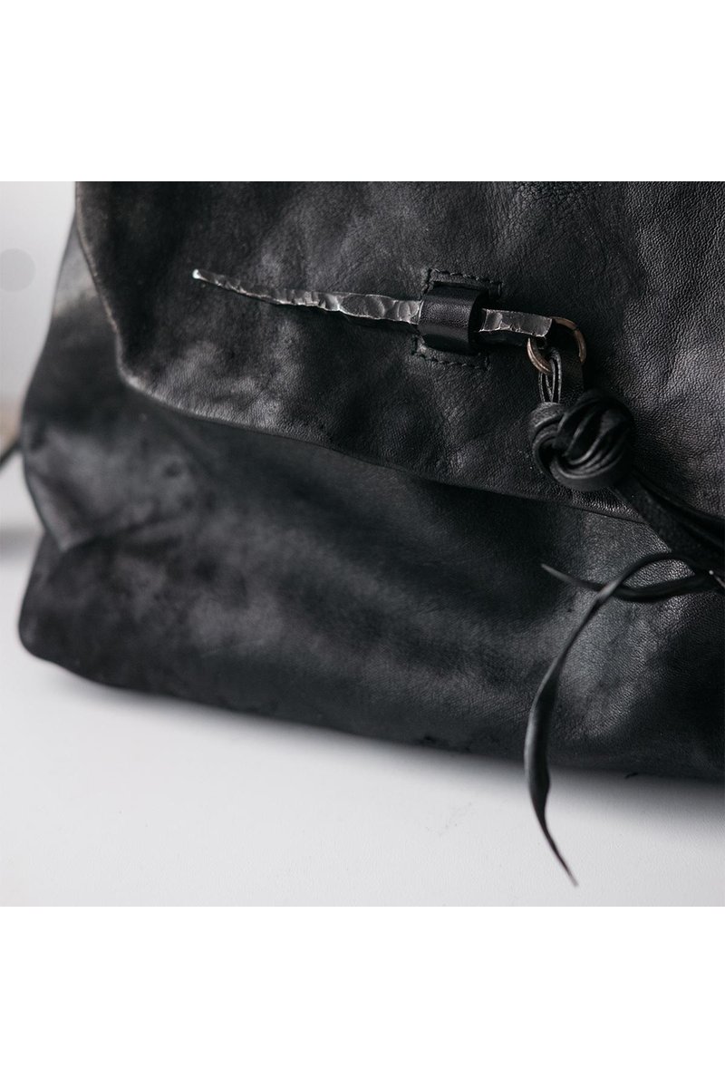 Кожаная сумка с фурнитурой из вороненой стали