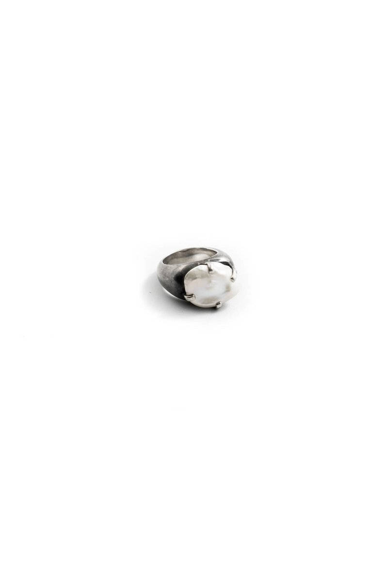 Литое кольцо из серебра с жемчужиной