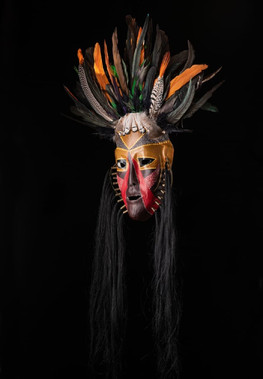 Шаманская маска с гривой и перьями