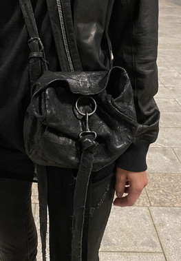 Кожаная сумочка с регулируемой лямкой