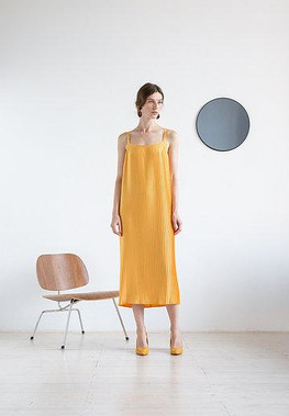 Платье-комбинация с квадратным вырезом на спине