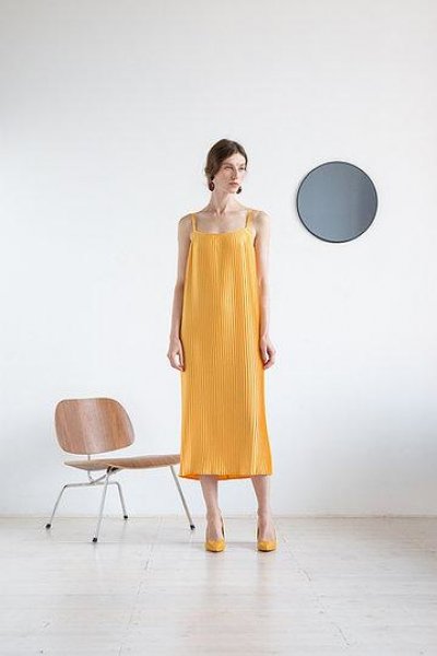 Платье-комбинация с квадратным вырезом на спине