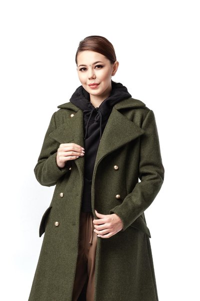 Двубортное пальто с рельефными швами и карманами-клапанами