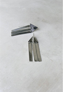 Геометричные серьги из серебра с сапфиром