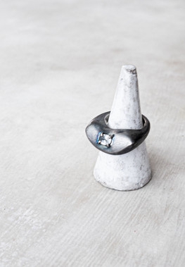 Скульптурное кольцо серебро с кианитом