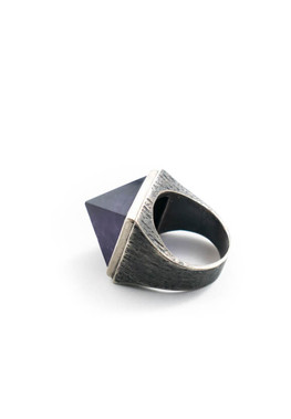 Кольцо серебряное пирамида с аметистом
